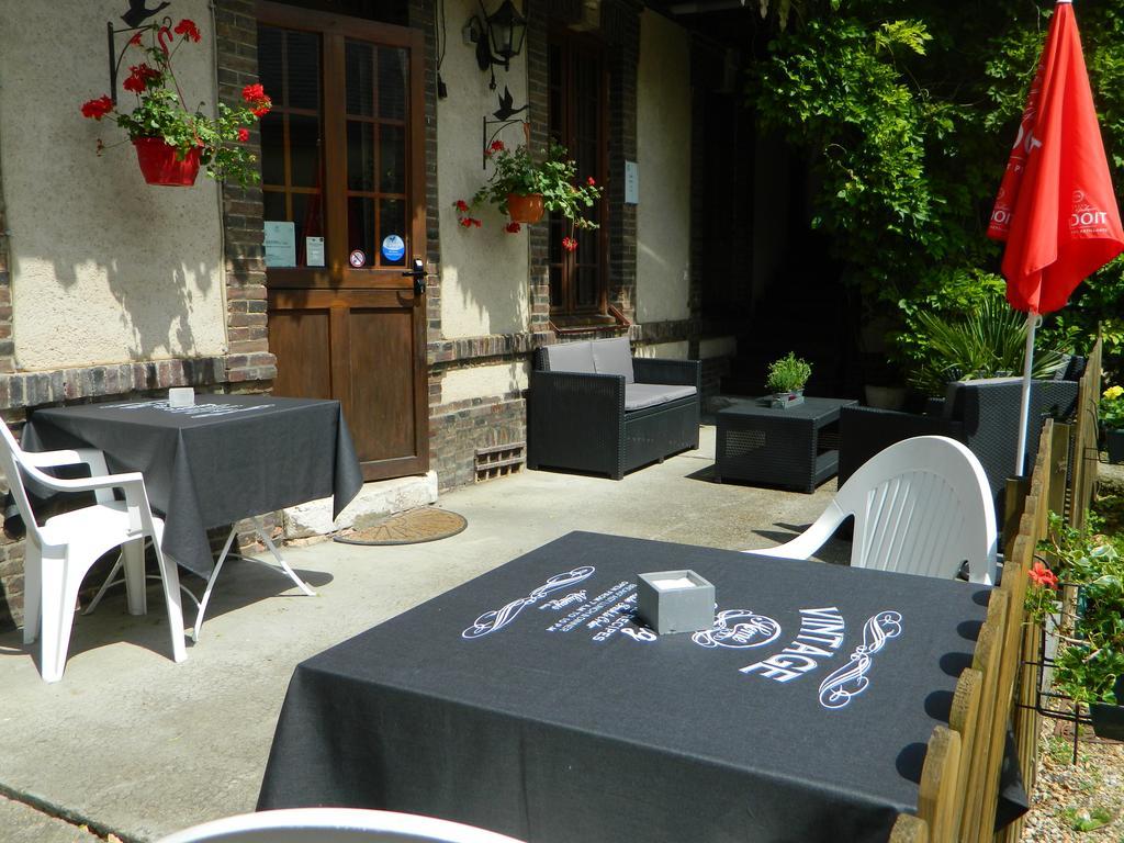 Hotel Restaurant Le Cygne Conches-en-Ouche エクステリア 写真