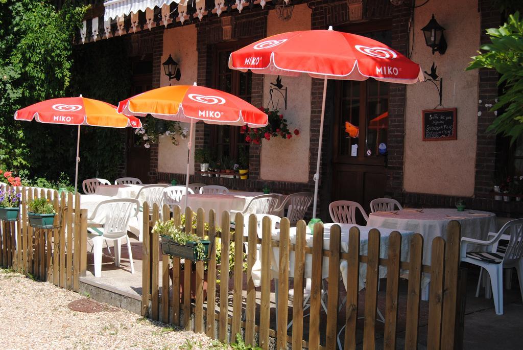 Hotel Restaurant Le Cygne Conches-en-Ouche エクステリア 写真