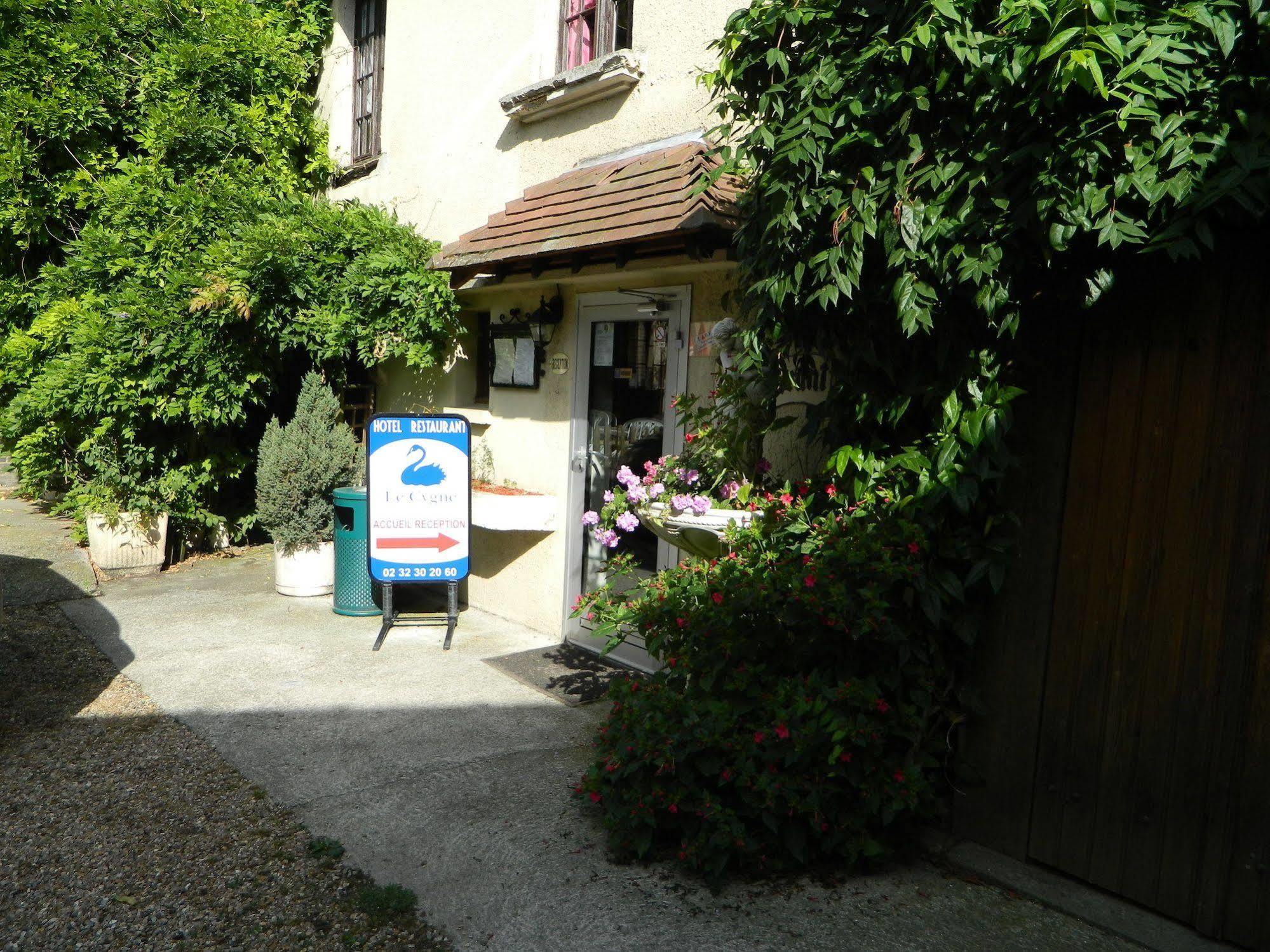 Hotel Restaurant Le Cygne Conches-en-Ouche エクステリア 写真