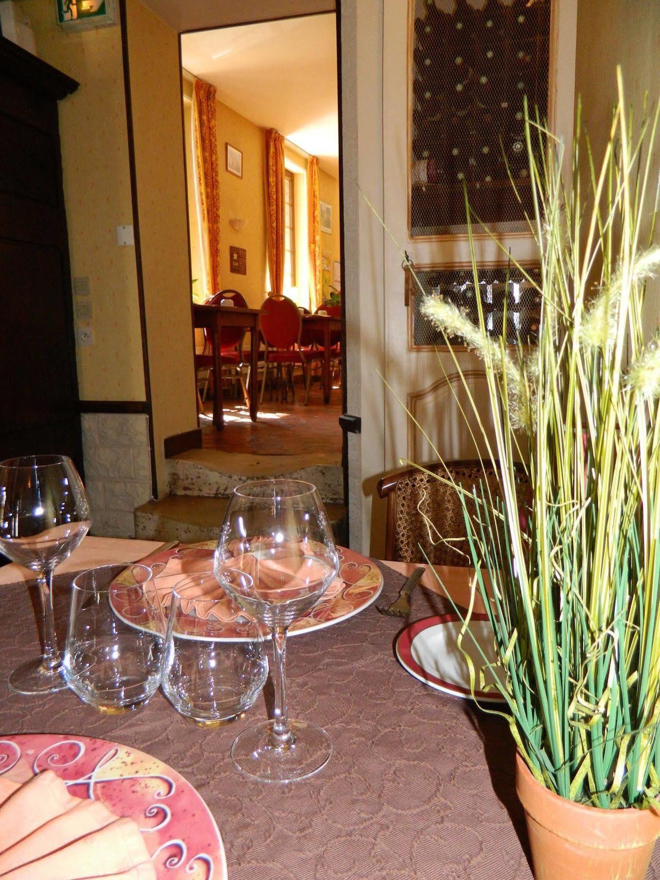 Hotel Restaurant Le Cygne Conches-en-Ouche エクステリア 写真
