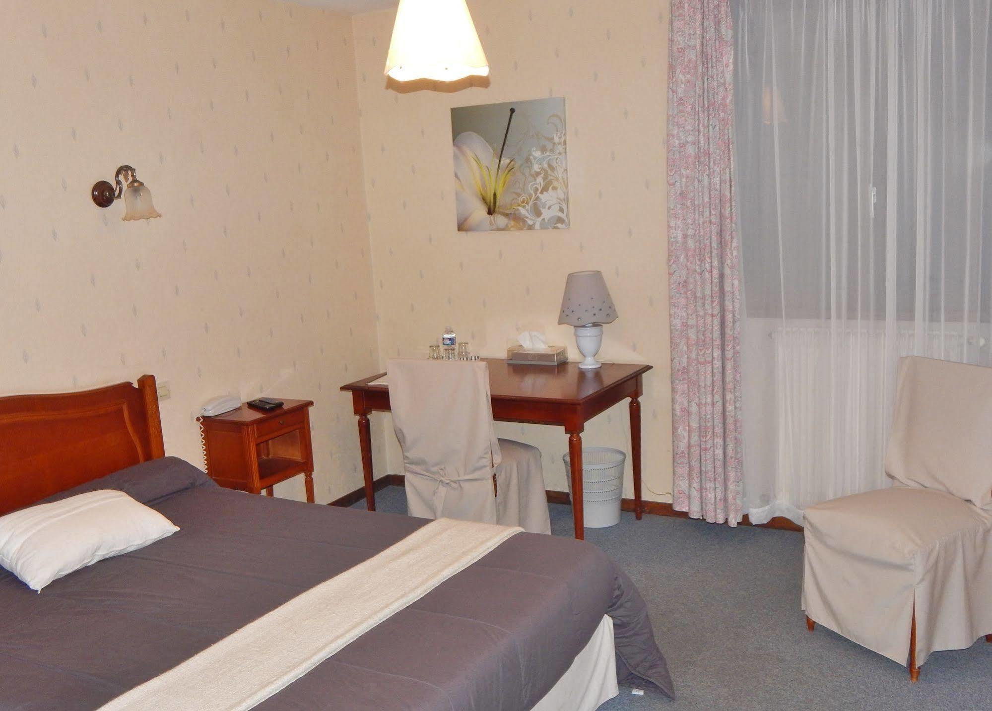 Hotel Restaurant Le Cygne Conches-en-Ouche エクステリア 写真